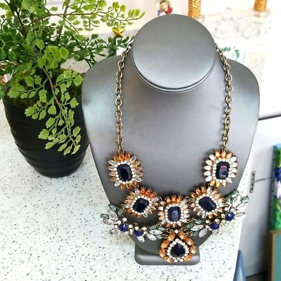 GORGEOUS CRYSTALS MULTICOLORED  NECKLACE PURCHASED IN UPSCALE BOUTIQUE!!!  NWOT! - Picture 1 of 9